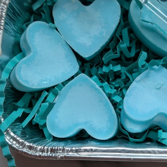 Hand Poured Sandalwood Cactus Blue  Heart-Shaped Soy Wax Melts - Picture 2 of 5